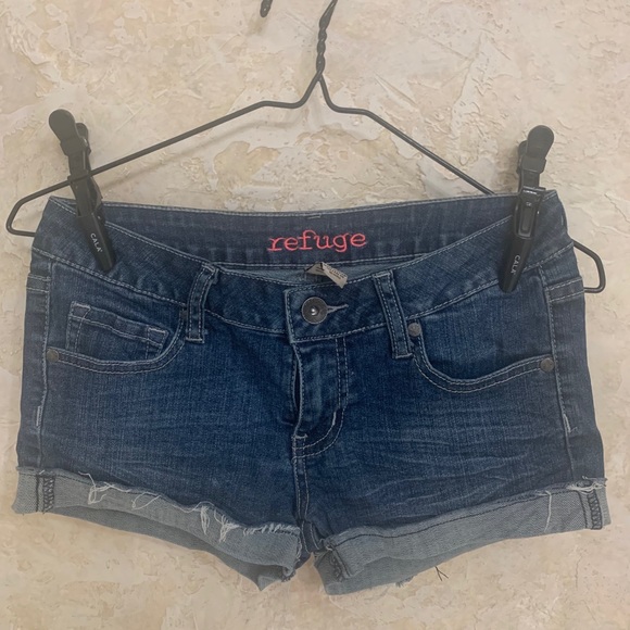 Refuge raw rolled hem denim shorts size 2 - Picture 2 of 7